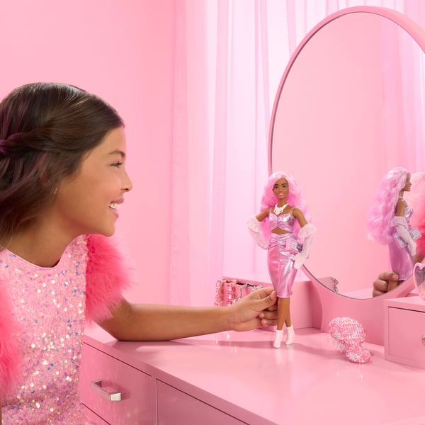 Barbie Fashionistas Deluxe Style-dukke nr. 1 i skinnende pink barbiecore-kjole med fløjlshandsker, pink hår