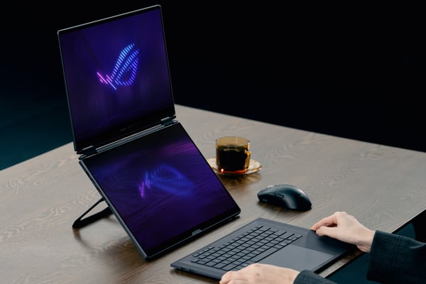 ASUS ROG Zephyrus Duo GX651AX-SR004W Intel Core Ultra 9 386H Hybrid (2-i-1) 40,6 cm (16") Berøringsskærm 3K 64 GB LPDDR5x-SDRAM 2 TB SSD NVIDIA GeForce RTX 5090 Wi-Fi 7 (802.11be) Windows 11 Home Grå