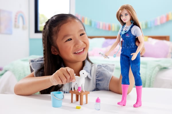 Barbie 65th Anniversary Careers-veterinärsdocka och tio tillbehör, däribland lamm med rörliga öron
