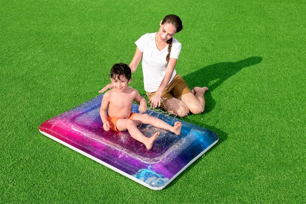Galaktisk vandmåtte til børn 130x90cm BESTWAY + vandspray