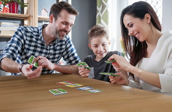 Mattel Games Skip-Bo Junior, kortspel med 112 kort och två spelnivåer för barn som är 5 år och äldre
