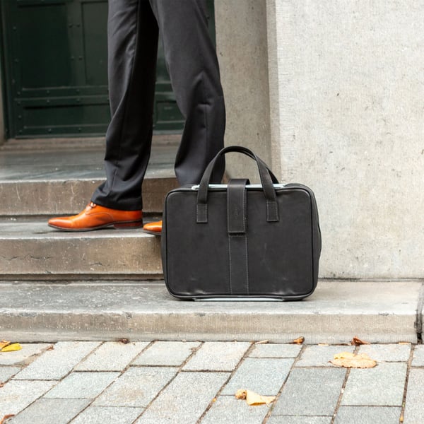 R-Go Tools R-Go Viva-laptoptaske, fuldkornet læder, ergonomisk med integreret laptopstativ, socialt produkt, til 15,6 tommer, sort