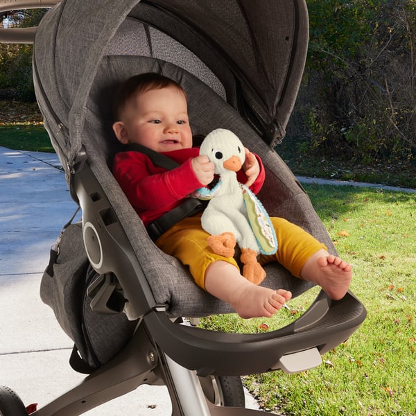 Fisher-Price Sensimals Fisher Price Snuggle Up Goose-sanselegetøj til babyer, bamse med ringlelyde til spædbørn