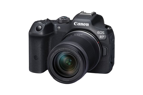 Canon EOS R7 + RF-S 18-150mm IS STM MILC 32,5 MP CMOS 6960 x 4640 pixel Sort