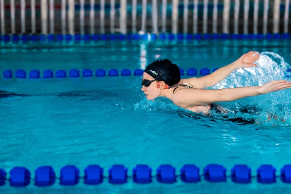 SHOKZ OpenSwim Pro Headset Trådløs Halsbånd Sport Bluetooth Sort, Rød