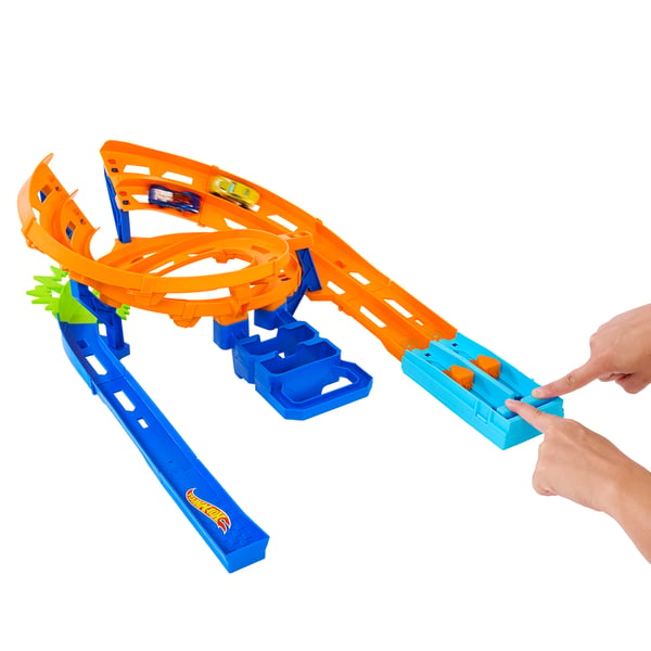 Hot Wheels Action Whip Around Raceway, två leksaksbilar i skala 1:64, förvaring