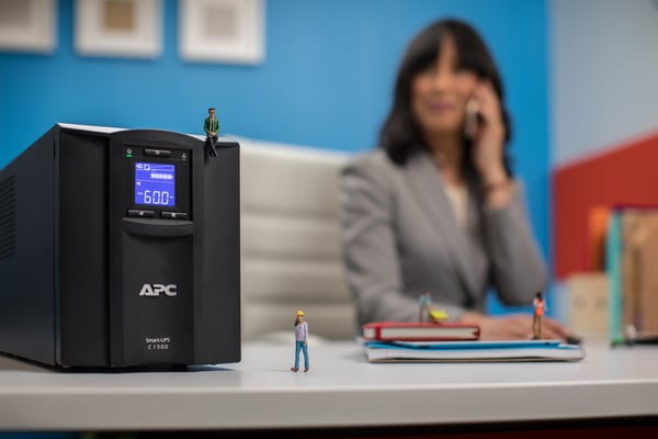 APC SMC1500IC UPS-enhed Interaktivt indgangsstik 1,5 kVA 900 W 8 AC stikkontakt(er)