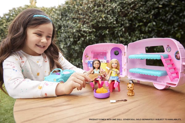Barbie Chelsea Club -campinglegesæt med dukke, hvalp, bil, campingvogn, der kan laves om, og tilbehør