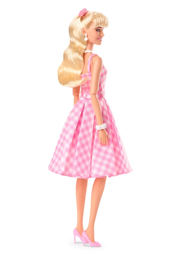 Barbie Signature Barbie-samlerdukke inspireret af filmen, Margot Robbie som Barbie i pink ternet kjole