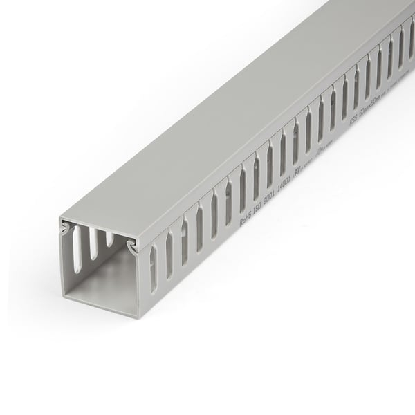 StarTech.com Kabelhanteringsbana med öppen kortplats med hölje, 50mm B x 50mmH - 2m L-8mm kortplatser, PVC-nätverkskabelkabel-kabel-kabel-kanal, max 20 kablar, UL-lista
