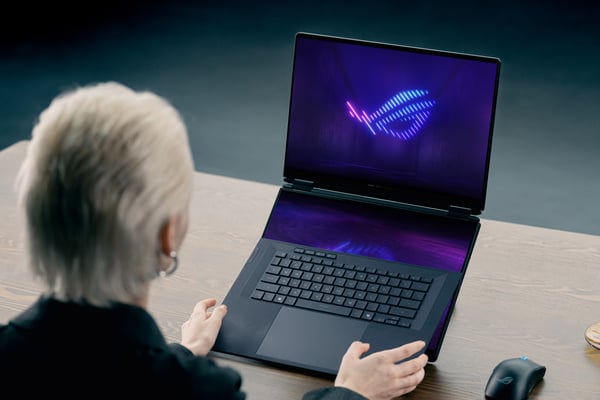 ASUS ROG Zephyrus Duo GX651AX-SR004W Intel Core Ultra 9 386H Hybrid (2-i-1) 40,6 cm (16") Berøringsskærm 3K 64 GB LPDDR5x-SDRAM 2 TB SSD NVIDIA GeForce RTX 5090 Wi-Fi 7 (802.11be) Windows 11 Home Grå