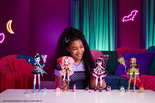Monster High Scary Sweet Birthday Cleo de Nile-dukke i festkjole med ballon og gave