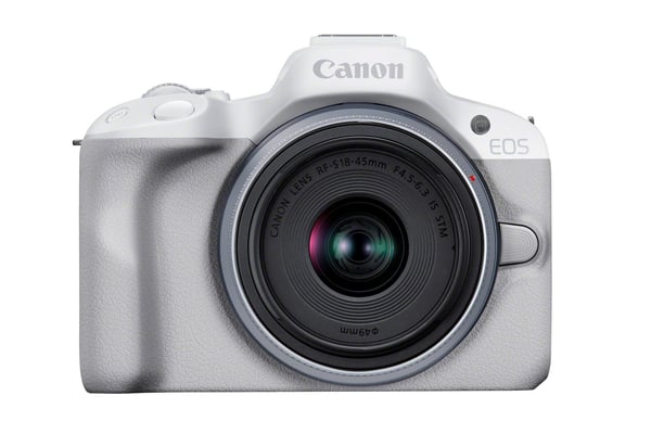 Canon EOS R50, White + RF-S 18-45mm F4.5-6.3 IS STM Kit MILC 24,2 MP CMOS 6000 x 4000 pixlar Vit