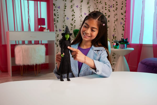 Mattel Wicked Singing Elphaba -nukke, taivuteltava nukke, jolla elokuvasta tuttu riisuttava asu ja tarvikkeita