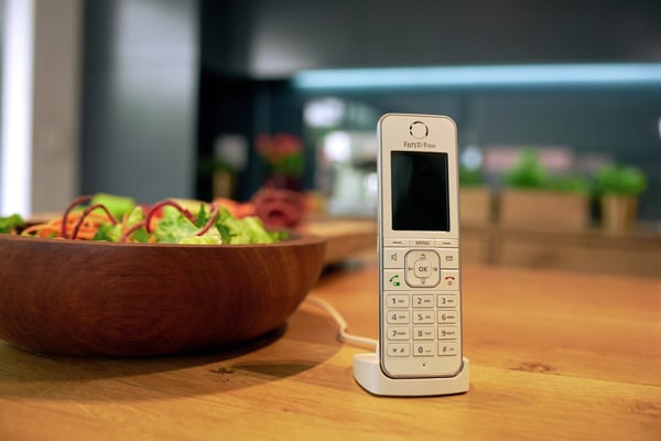 Fon FRITZ! C6 DECT-telefon Namn och uppringnings-ID Vit