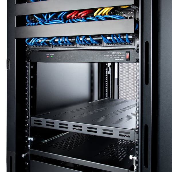 StarTech.com 1U ventilerat hyllplan med justerbart djup för rack - kraftigt, fast rackhyllplan - 113 kg