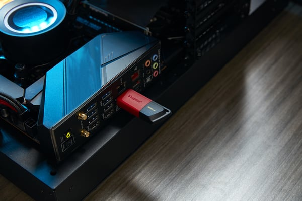Kingston Technology DataTraveler 128 GB USB 3.2 Gen1 Exodia M (sort + rød)