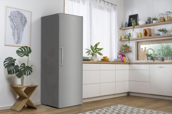 Gorenje Fritstående køleskab med stor kapacitet til daglig opbevaring. Dynamic Air og ventilatorassisteret køling sikrer jævne temperaturer, mens to CrispZone skuffer holder frugt og grøntsager friske og velorganiserede.