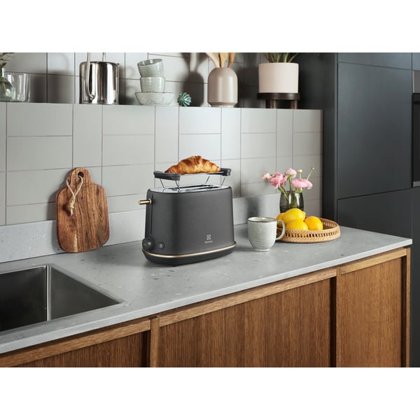 Electrolux E7T1-6BP 2 viipale(i)ta 980 W Musta