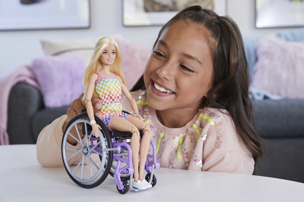 Barbie Fashionistas -dukkel #194 med kørestol og rampe, lyst hår, regnbuekjole og tilbehør