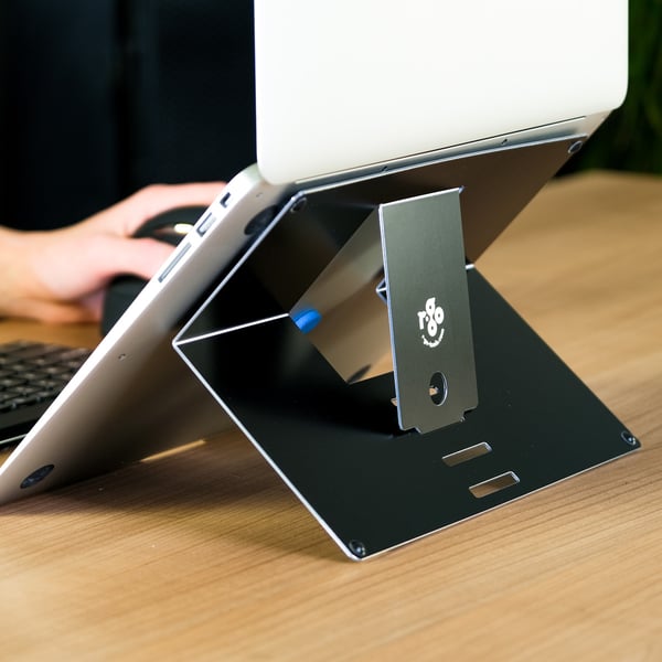 R-Go Tools Laptopstandaard R-Go Riser Attachable, verstelbaar, geintegreerd met je laptop, aluminium, zwart