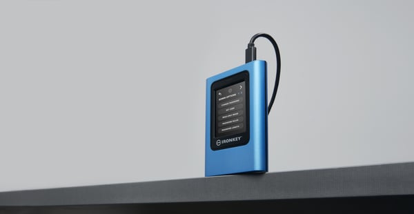 Kingston IronKey Vault Privacy 80 - SSD - krypterad - 960 GB - extern (bärbar)