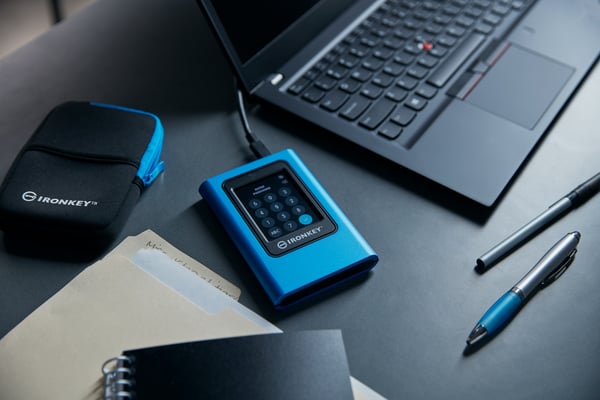 Kingston IronKey Vault Privacy 80 - SSD - krypterad - 960 GB - extern (bärbar)