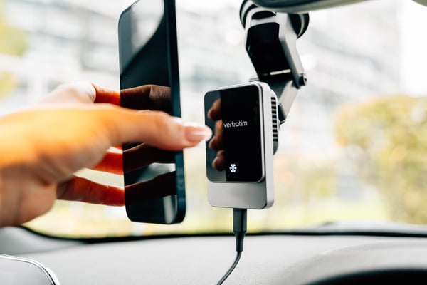 Verbatim Charge 'n' Drive Älypuhelin Musta USB Langaton lataaminen Pikalataus Auto