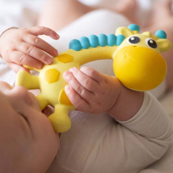 Playgro Squeak And Soothe Natural Teether leksaker till barnvagnsmobil