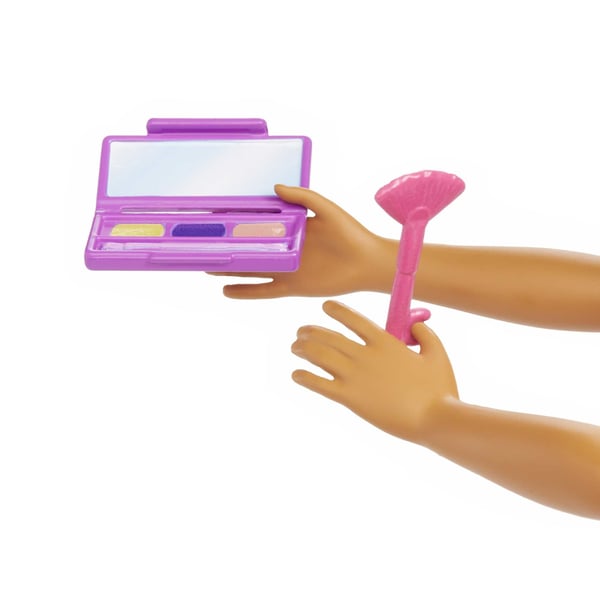 Barbie makeupartist-dukke med blågrønt hår og jobrelevant tilbehør som palet og pensel