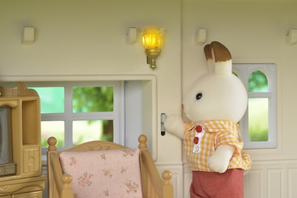 Sylvanian Families Kaupunkitalo valoilla