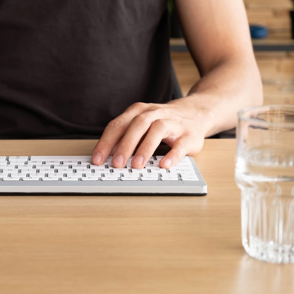 R-Go Tools Ergonomisch toetsenbord R-Go Compact Break, compact toetsenbord met pauzesoftware, QWERTZ (DE), Bluetooth, wit