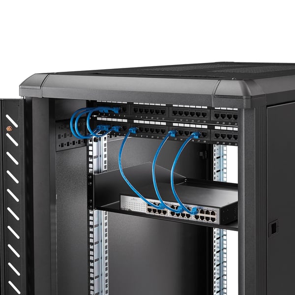 StarTech.com 2U serverrackhylla - Universell fribärande serverhylla med rackfäste för 19-tums nätverksutrustning i rack och skåp - Kraftigt stål - Viktkapacitet 56 kg - 46 cm djupt fack, svart