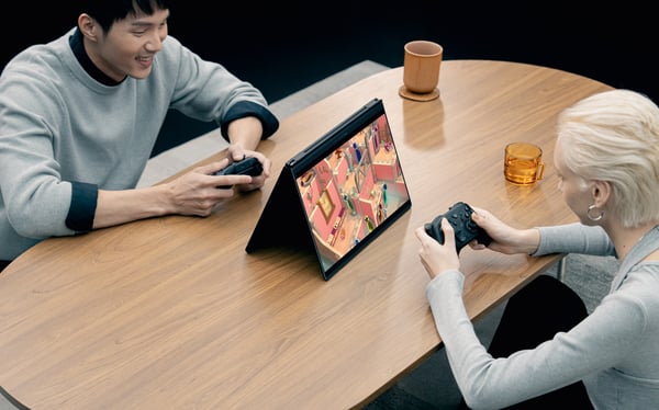 ASUS ROG Zephyrus Duo GX651AX-SR004W Intel Core Ultra 9 386H Hybrid (2-i-1) 40,6 cm (16") Berøringsskærm 3K 64 GB LPDDR5x-SDRAM 2 TB SSD NVIDIA GeForce RTX 5090 Wi-Fi 7 (802.11be) Windows 11 Home Grå