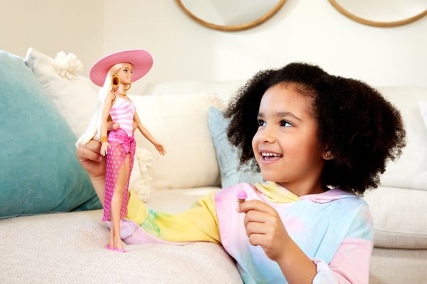 Barbie Vaaleahiuksinen -nukke, uima-asu ja ranta-aiheisia tarvikkeita