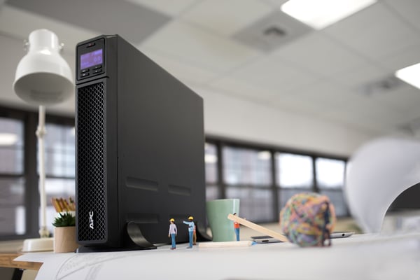 APC SRT3000XLI UPS-enhed Dobbeltkonvertering (online) 3 kVA 2700 W 10 AC stikkontakt(er)