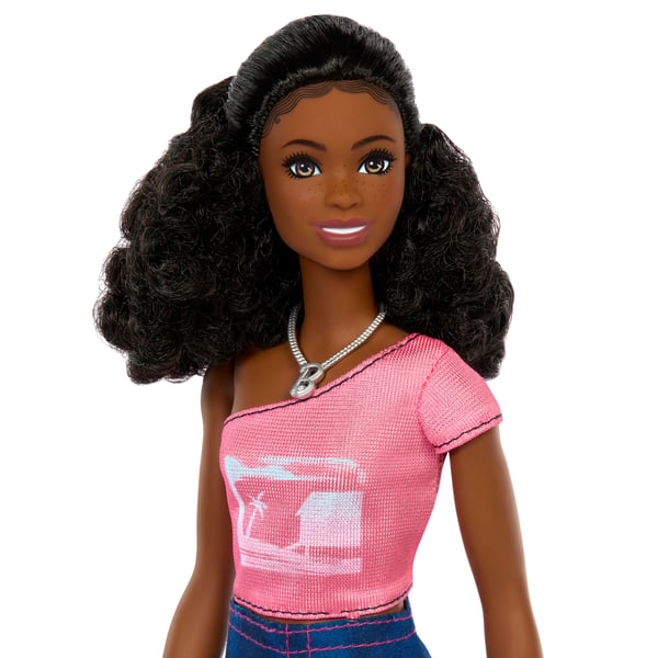 Barbie Mysteries: Beach Detectives, ”Brooklyn”-docka klädd i signaturoutfit med accessoarer