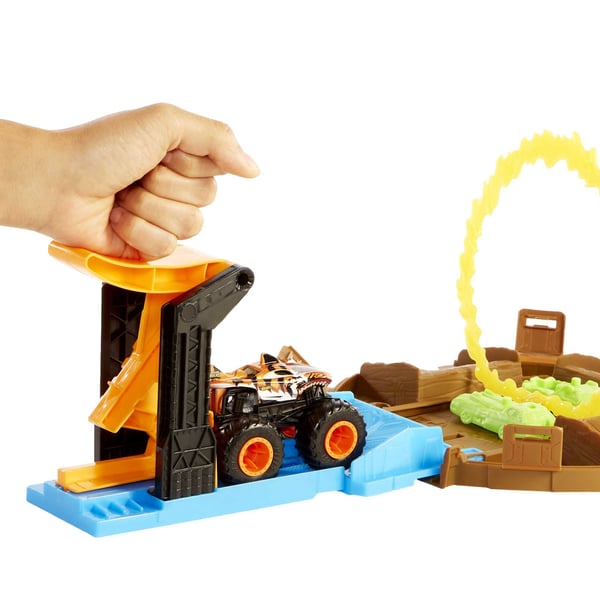 Hot Wheels Monster Trucks Stunt Tire-legesæt åbnes og bliver til en arena med en affyrer til to -biler i skala 1:64 eller en smadrende og ødelæggende Monstertruck gave til børn på 4 til 8 år