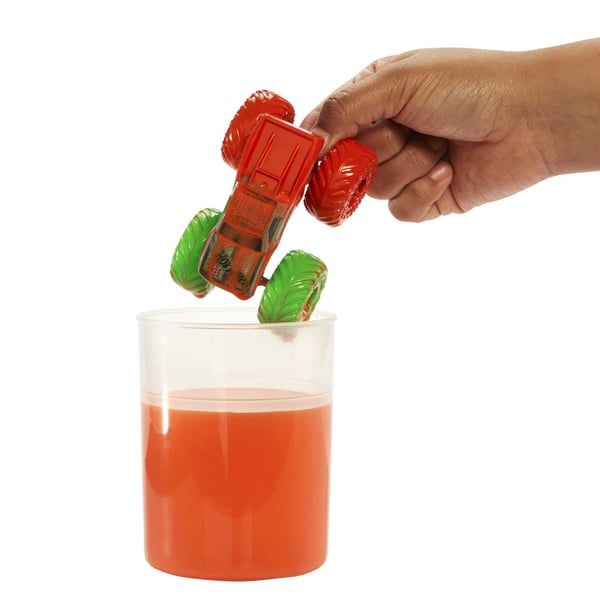 Hot Wheels Monster Trucks Color Reveal ‐monsteriauto, 1:64-mittakaavan väriä vaihtava leluauto, kaksi astiaa, kansi ja autoon kiinnitettävä vesitykki