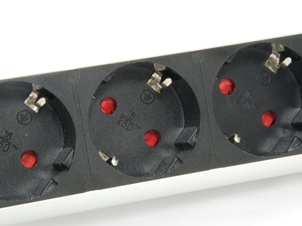 Equip 333304 strømforsyningsenhed (PDU) 3 AC stikkontakt(er) Sort, Sølv