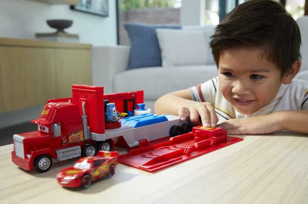 Disney Pixar Cars Disney and Pixar Cars Foranderlige Mack-legesæt, 2-i-1 legetøjstruck og værksted