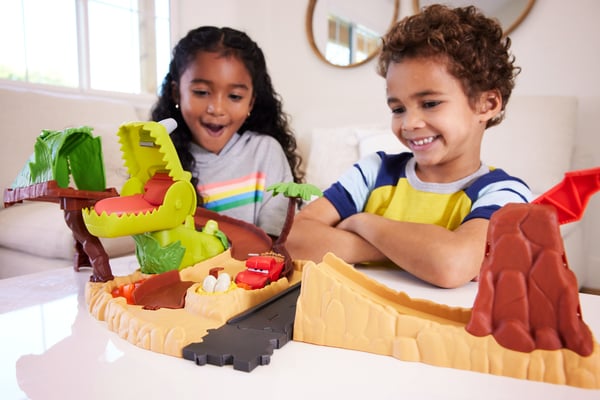 Disney Pixar Cars Disney og Pixar Biler på tur-legesæt med dinosaurlegeplads