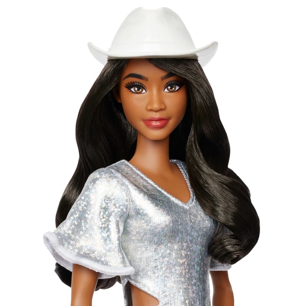Barbie Fashionistas dukke nr. 239 i glitrende sølvkjole med cowboyhat og -støvler, sort hår