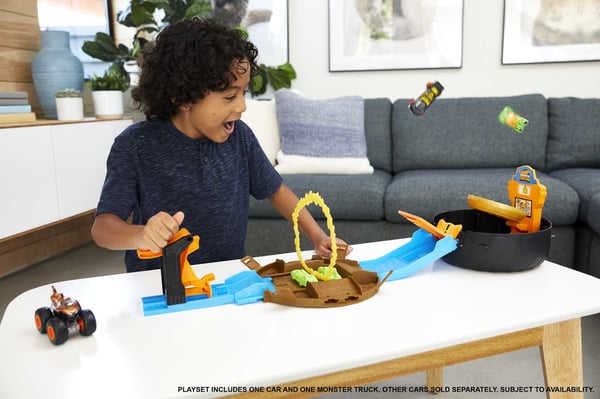 Hot Wheels Monster Trucks Stunt Tire-legesæt åbnes og bliver til en arena med en affyrer til to -biler i skala 1:64 eller en smadrende og ødelæggende Monstertruck gave til børn på 4 til 8 år