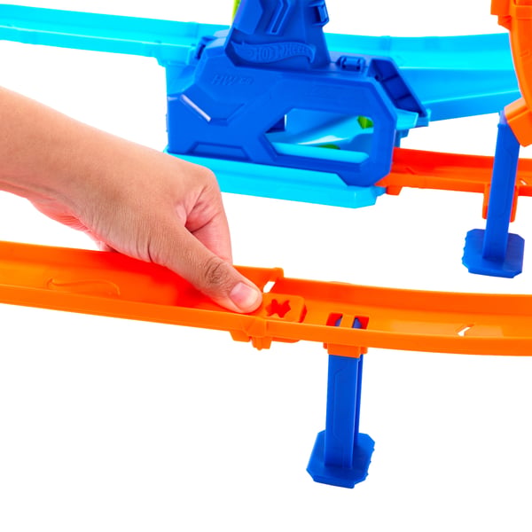 Hot Wheels Stunt Tracks Rapid Launch Cyclone-banset och formgjuten leksaksbil i skala 1:64