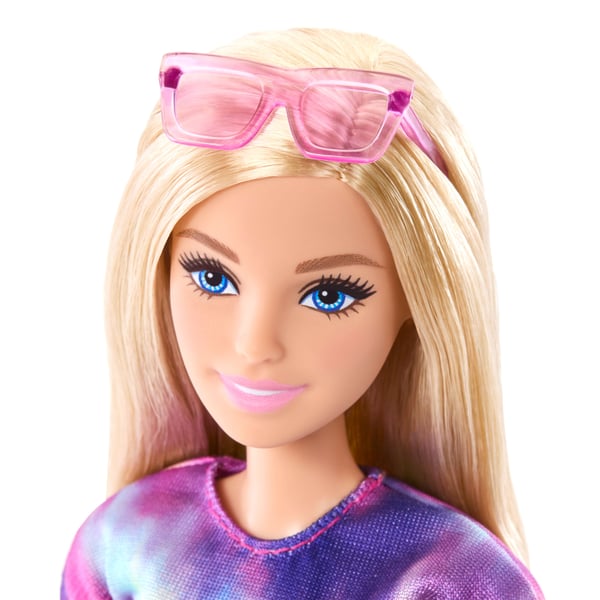 Barbie Mysteries: Beach Detectives “Malibu” -nukke tutussa asussaan sekä tarvikkeita