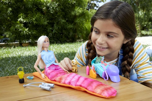 Barbie Dreamhouse Adventures It Takes Two ”Malibu”-campingdocka med hundvalp och mer än 10 tillbehör, 3 till 7 år