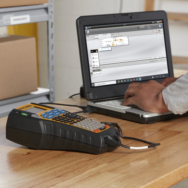 DYMO Industriell Rhino 6000+-etikettskrivare | Datoransluten etikettskrivare med hård bärväska | Inkluderar 1 kassett med vinyltejp, 1 med flexibel nylontejp och laddningsbart litiumjonbatteri