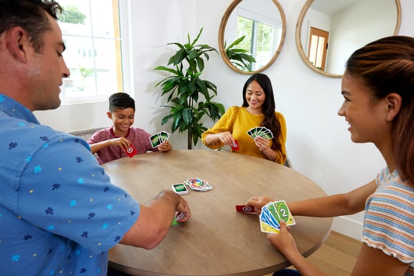 Mattel Games UNO Flex-kortspel, roliga spel för familjen och för spelkvällar