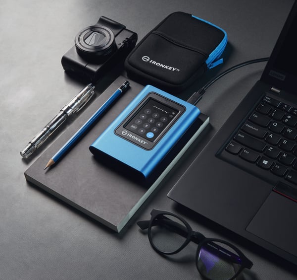 Kingston IronKey Vault Privacy 80 - SSD - krypterad - 960 GB - extern (bärbar)